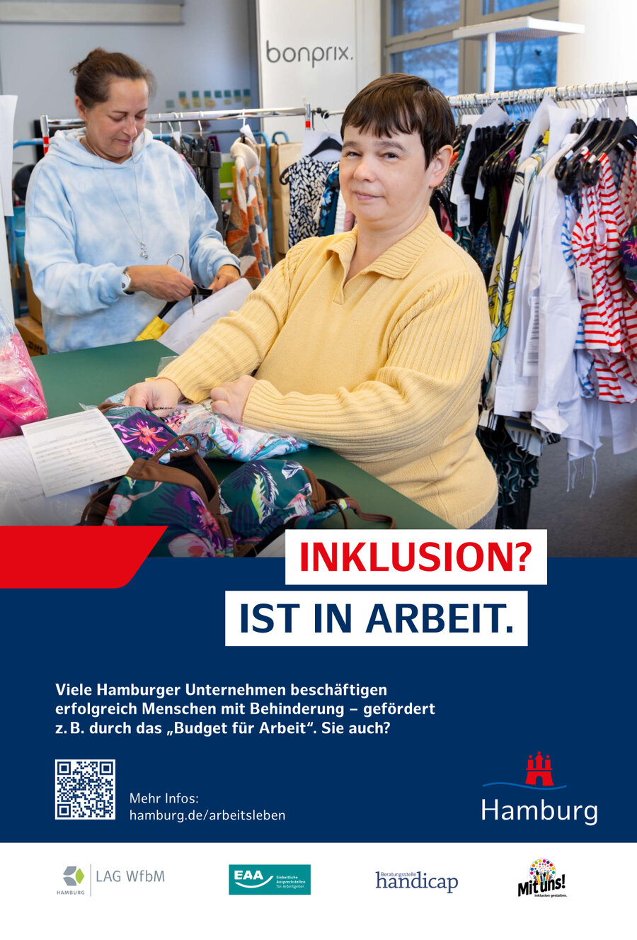 Plakat "Inklusion in Arbeit" im Hamburg-Design mit einem Foto von zwei Mitarbeiterinnen, die Kleidung sortieren