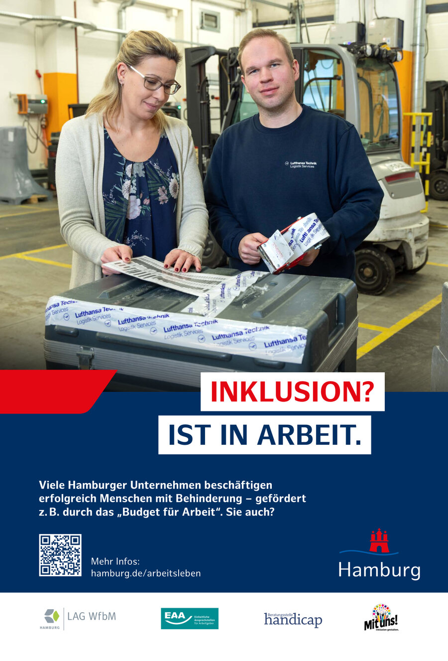 Plakat "Inklusion in Arbeit" im Hamburg-Design mit einem Foto von zwei Mitarbeitenden, die eine Box mit Paketband bekleben