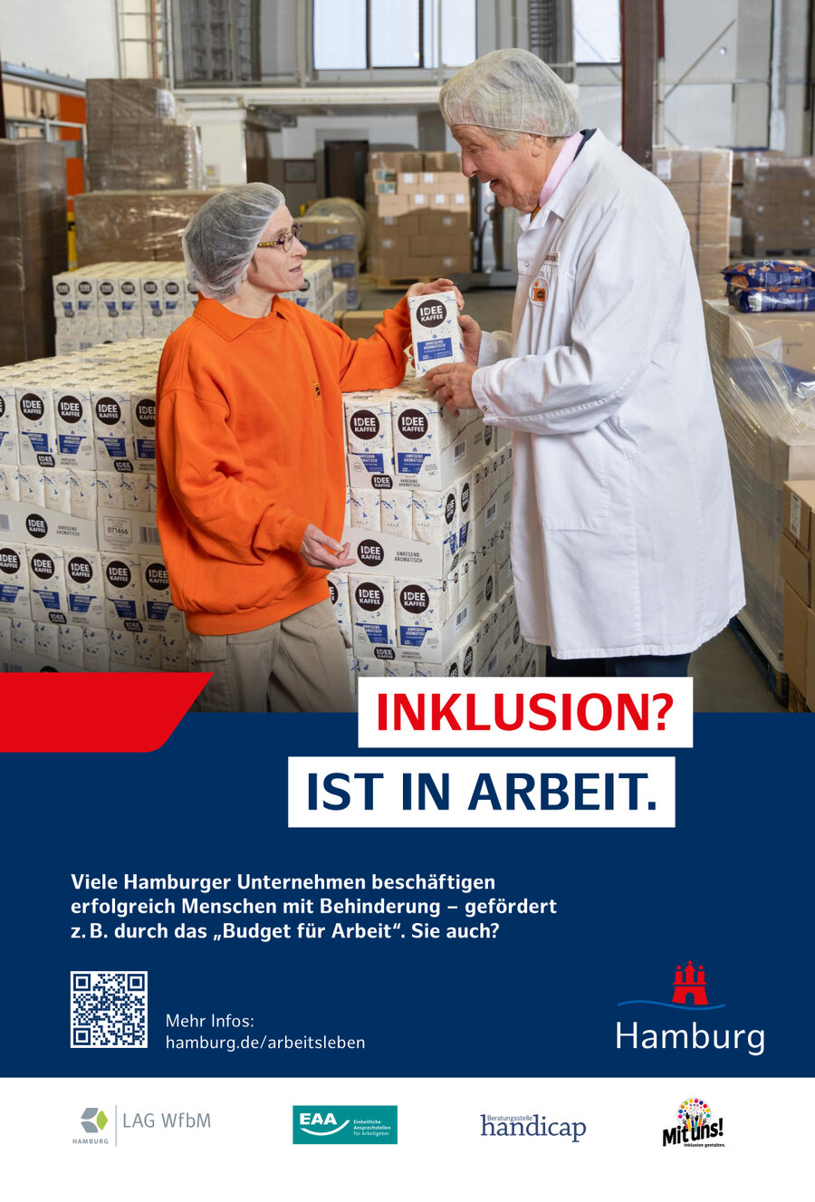 Plakat "Inklusion in Arbeit" im Hamburg-Design mit einem Foto von Albert Darboven und einer Mitarbeiterin vor eine Palette mit Kaffeepackungen