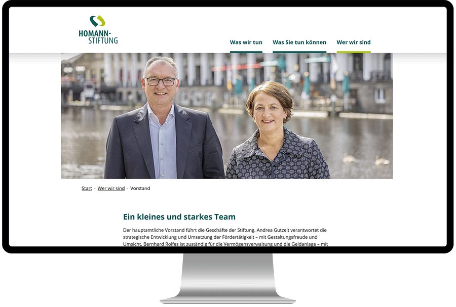 Screenshot der Website der Homann-Stiftung mit einem Foto der beiden Vorstände