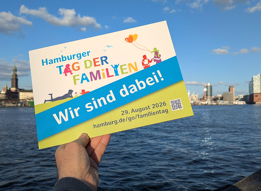 Schild "Wir sind dabei" vor der Skyline von Hamburg